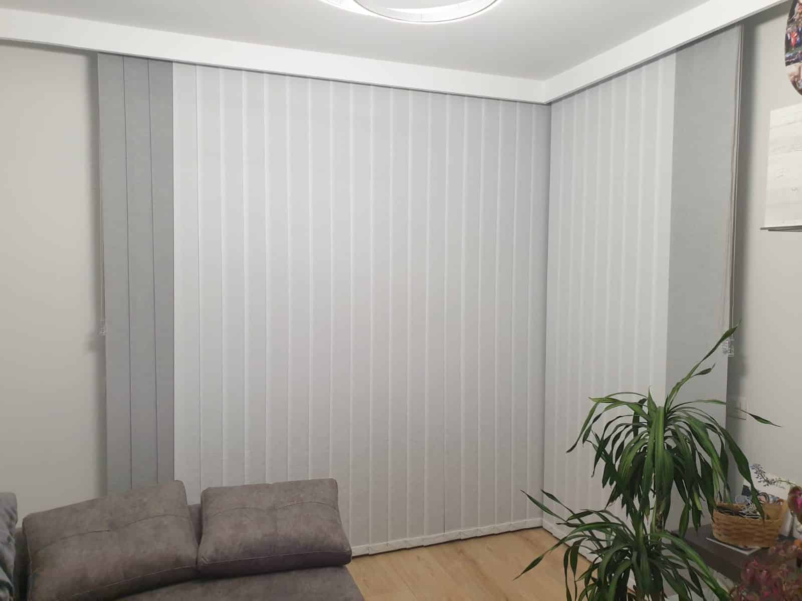 Cortina Vertical Decorativa Traslúcida salon completo
