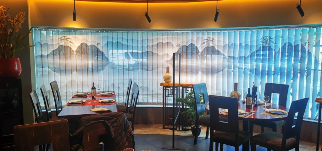 Cortina de lamas Verticales con impresión digital restaurante